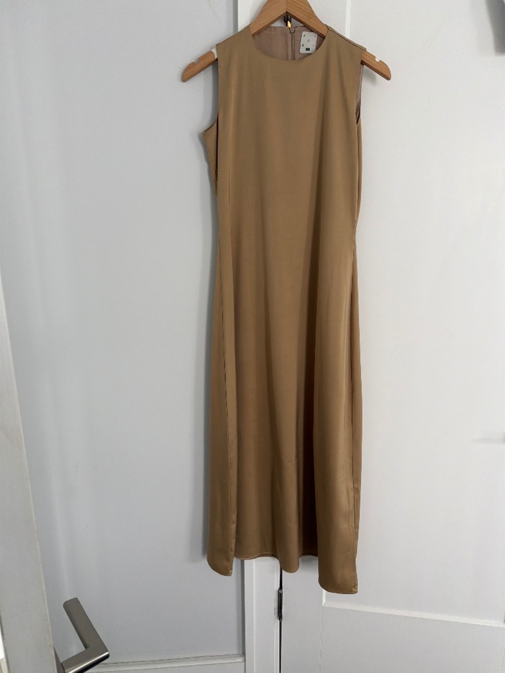 Sleeveless slip beige/gold dress